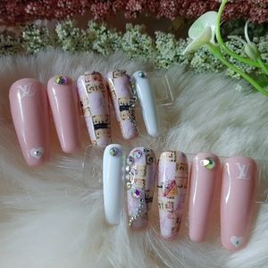 "Pretty in pink" press on nails